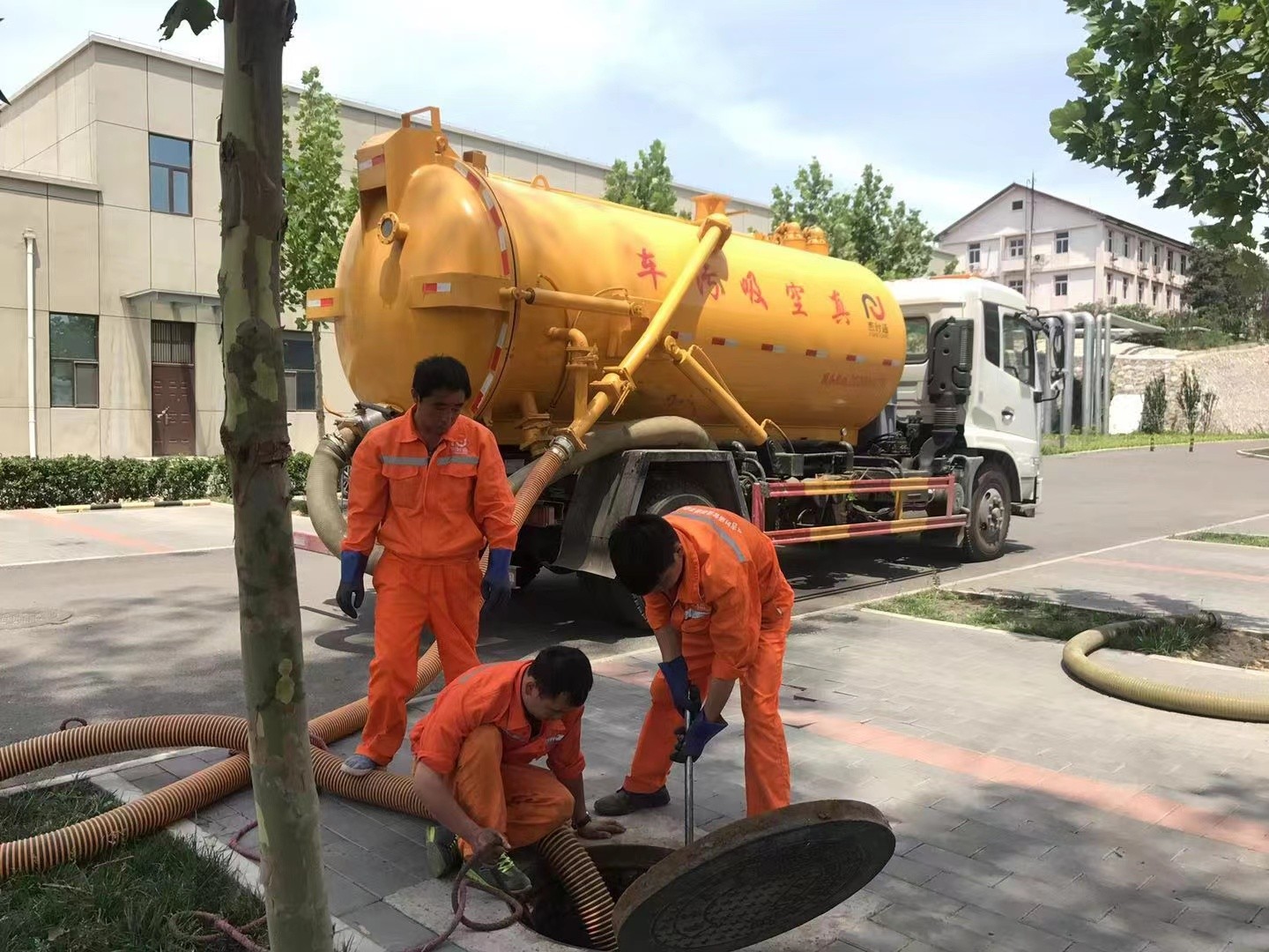 群英乡化粪池清理与5-8吨吸粪车施工效率分析